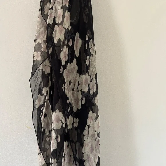 Alexander McQueen Black semi-sheer floral skull print scarf - Picture 4 of 9